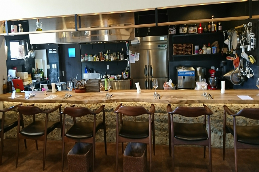 シェフの見事な手さばきを間近で見られるカウンター席がおすすめ