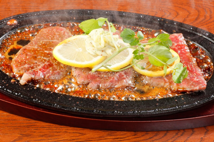 鉄板のジュ～が食欲をそそる佐世保名物レモンステーキ