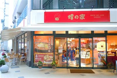 赤い看板が目印の栄町レストラン