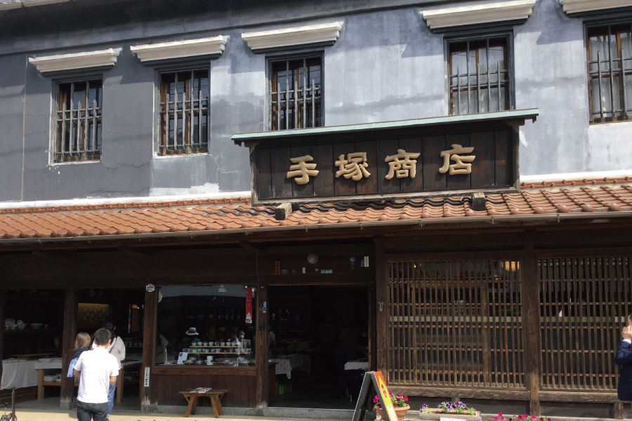 手塚商店の外観。老舗ならではの立派な店構え