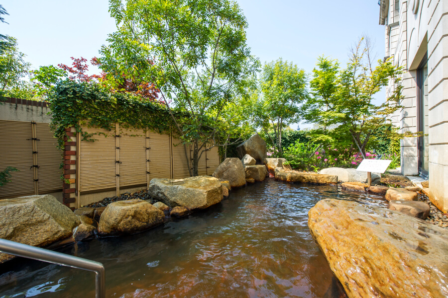 風が心地よい純和風造りの露天風呂