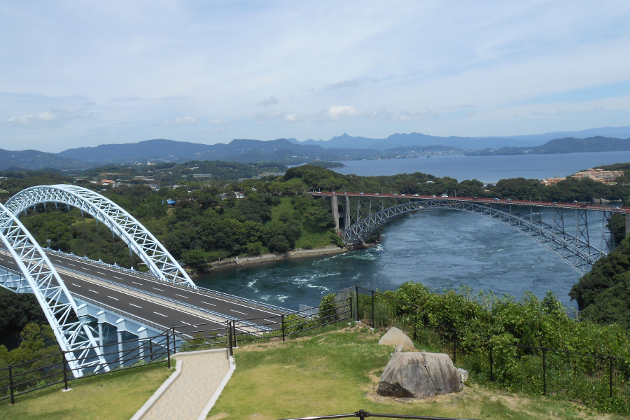 新旧2つの西海橋とうず潮