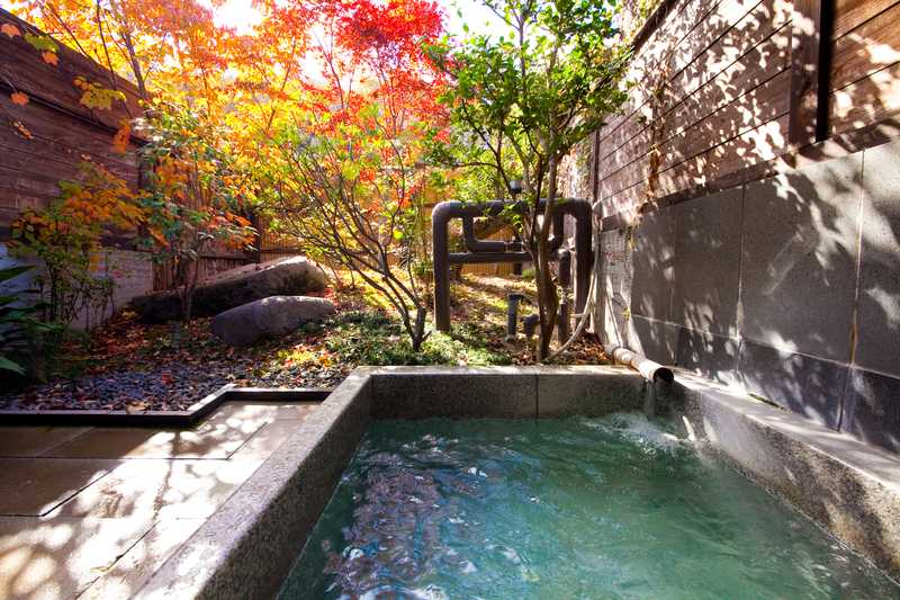 こちらは人気の貸切家族風呂の「石風呂」 こちらは人気の貸切家族風呂の「石風呂」