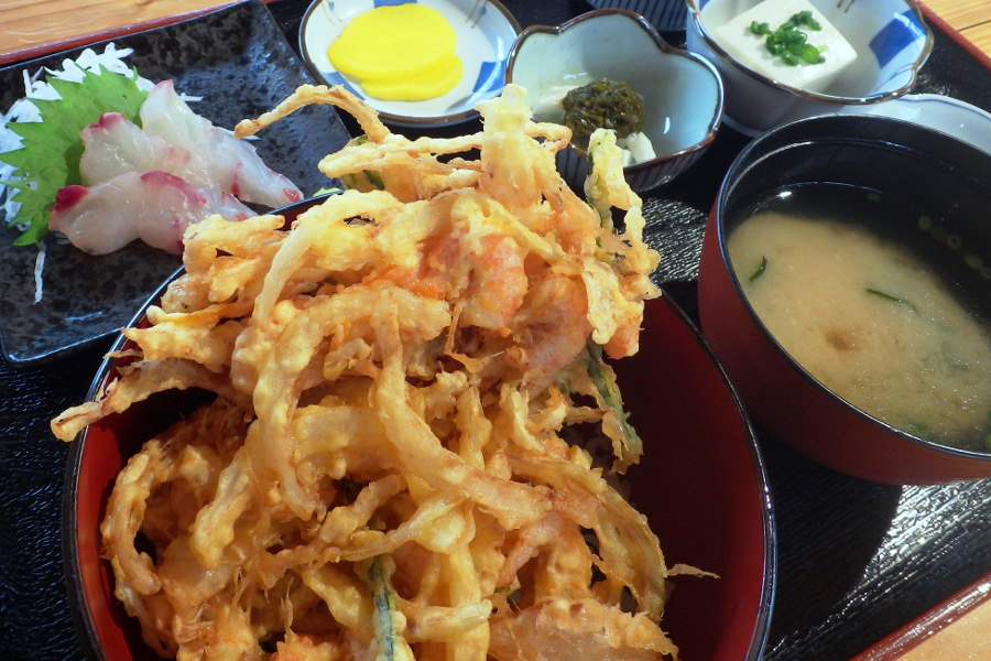 小海老と野菜のかき揚げ丼定食 「鱧(はも)のあんかけ定食1100円」豊前でも鱧は人気です