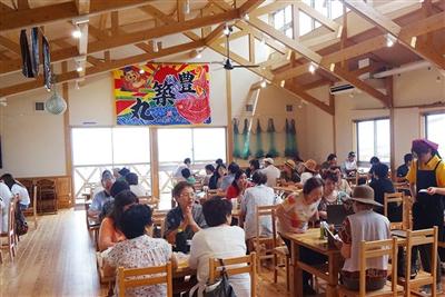 おいしい噂を聞きつけて賑わう、2階の「漁師食堂うのしま豊築丸