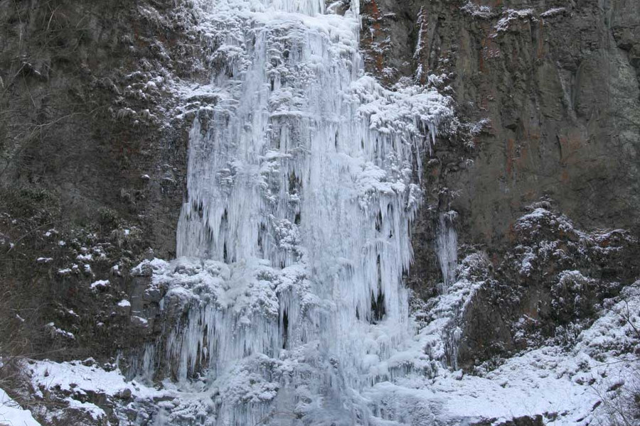 滝が流れるまま凍り、無数のつららからなる古閑の滝の「氷瀑」 滝が流れるまま凍り、無数のつららからなる古閑の滝の「氷瀑」