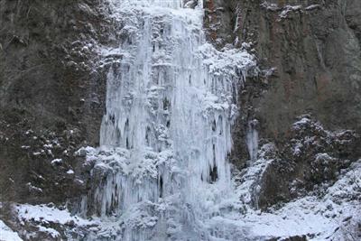 滝が流れるまま凍り、無数のつららからなる古閑の滝の「氷瀑」