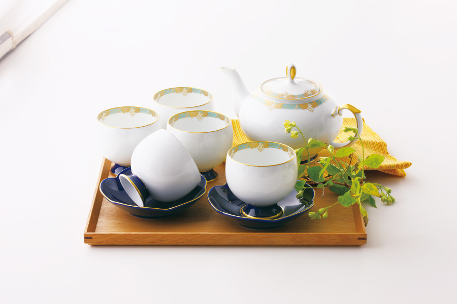 「渕葡萄地紋ポット」や「渕葡萄地紋コップセット」、「ルリ梅形茶托セット」もおすすめです