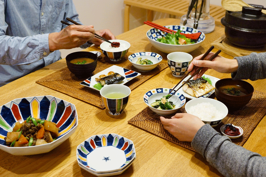 irodoruの商品に囲まれた食卓