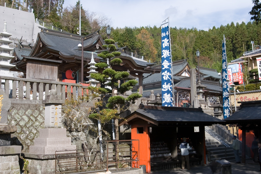 高塚地蔵尊の周辺には飲食店やお土産屋さんが参道に並びます 高塚地蔵尊の周辺には飲食店やお土産屋さんが参道に並びます