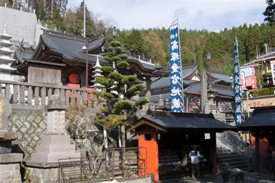 高塚地蔵尊の周辺には飲食店やお土産屋さんが参道に並びます