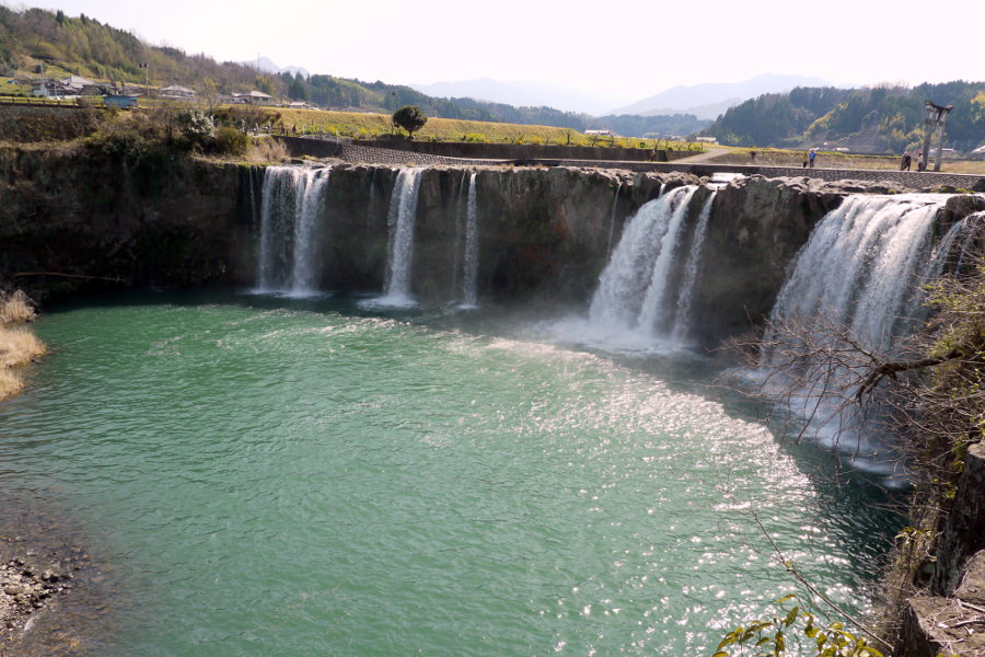 滝壷に流れ落ちる風景を一望でき、大迫力の景観が広がります 滝壷に流れ落ちる風景を一望でき、大迫力の景観が広がります