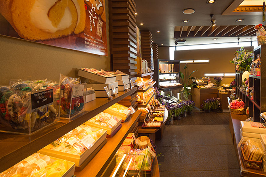 和菓子から洋菓子まで、目移りするほどのスイーツの並ぶ店内 和菓子から洋菓子まで、目移りするほどのスイーツの並ぶ店内