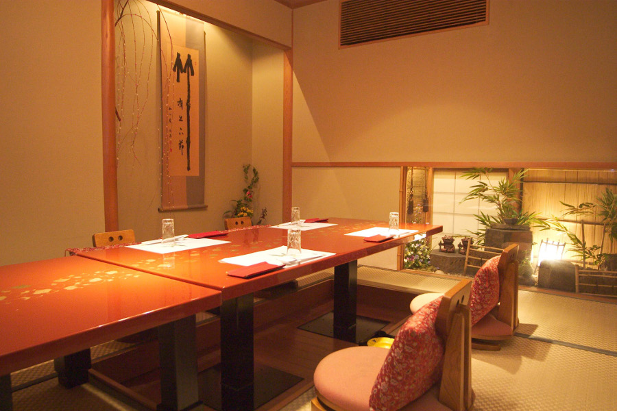 カウンター、大広間、数寄屋風の個室で食事をゆっくり楽しめます カウンター、大広間、数寄屋風の個室で食事をゆっくり楽しめます