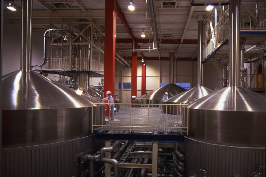 巨大な仕込釜や圧巻の充填ラインのある工場内は自由に見学できます 巨大な仕込み室のある工場見学は自由に見学できます