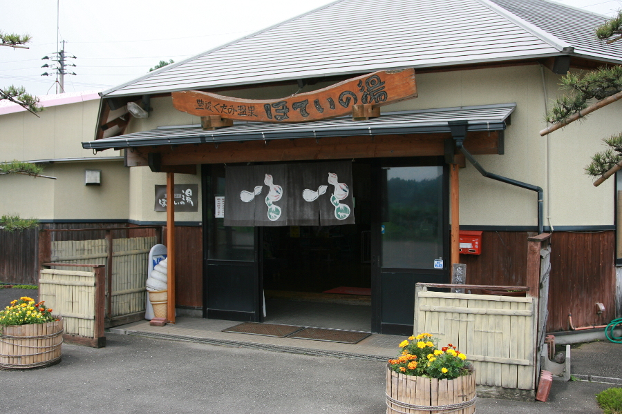 休憩所があり、軽食とドリンク、ソフトクリームもありますよ