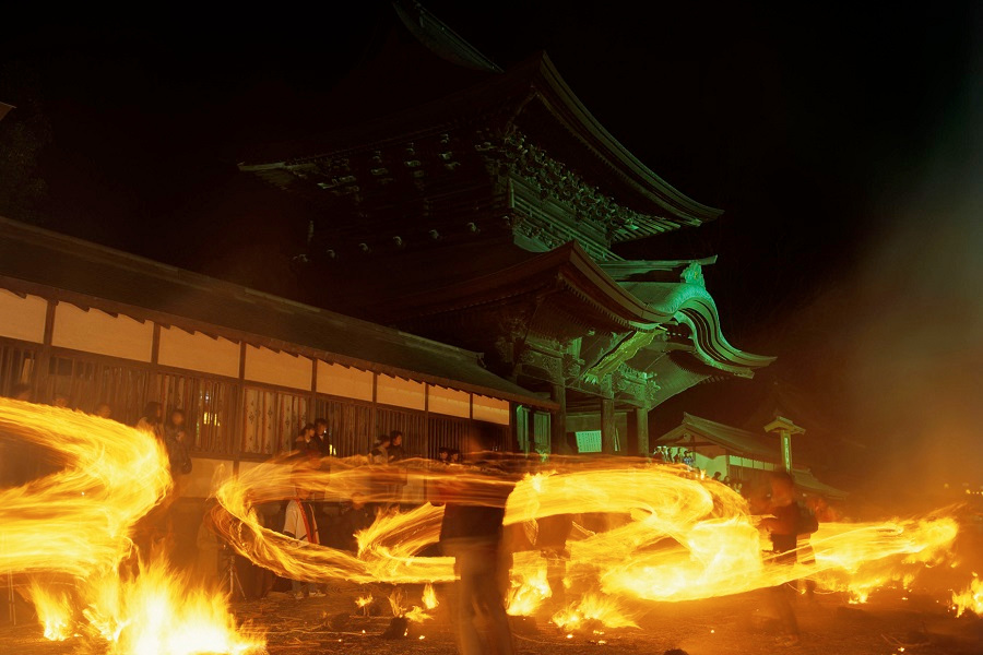 火の光が、夜の神殿を彩ります