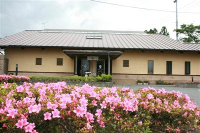 静かな環境の中に建つ公共温泉。ゆっくりと温泉を楽しめますよ