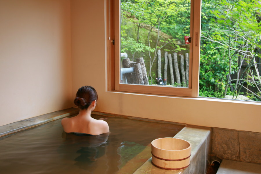 窓から青々とした緑を眺めながらゆっくりと温まれます 窓から青々とした緑を眺めながらゆっくりと温まれます