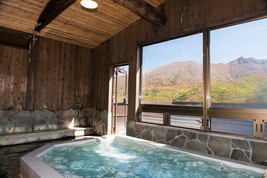 温泉からは正面に大船・平治・立中の山が見え、景色を楽しみながら入浴できます 温泉からは正面に大船・平治・立中の山が見えます