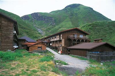 周りを山々に囲まれ、自然の美しさを360度感じられます