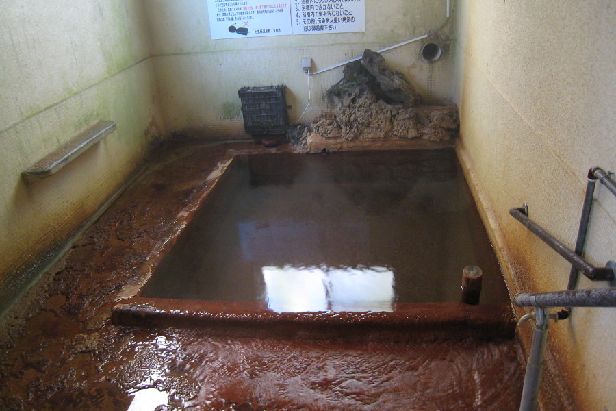 温泉の成分が浴室の中で固まって茶色く結晶化していて、歴史を感じます 温泉の成分が浴室の中で固まって茶色く結晶化