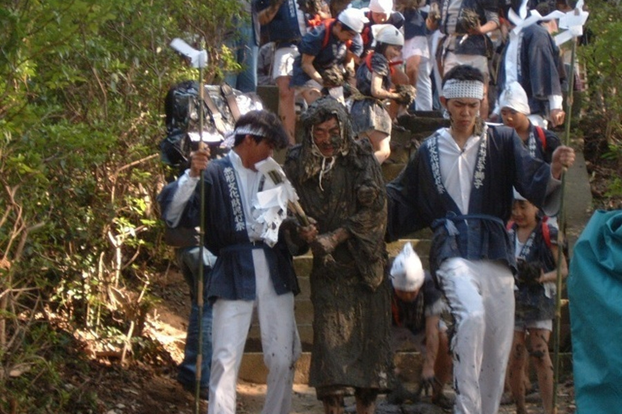 福岡県朝倉市にある阿蘇神社で開催される「泥打祭り」