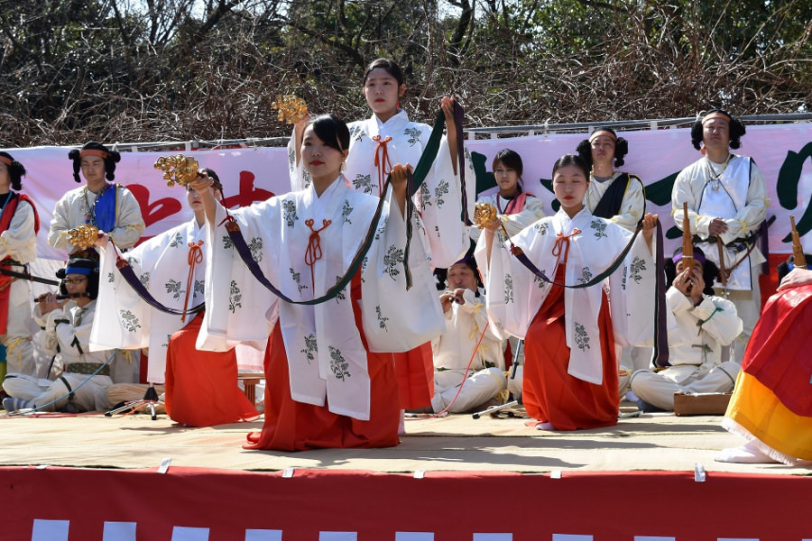 「とす弥生まつり」で披露される巫女舞 「とす弥生まつり」で披露される巫女舞