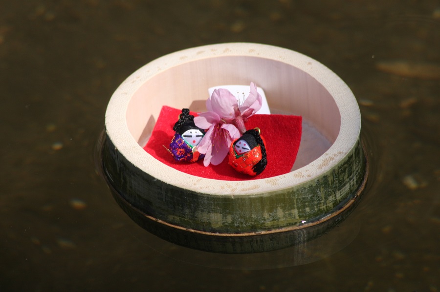 可愛らしい竹に入った身代りびな 可愛らしい竹に入った身代りびな