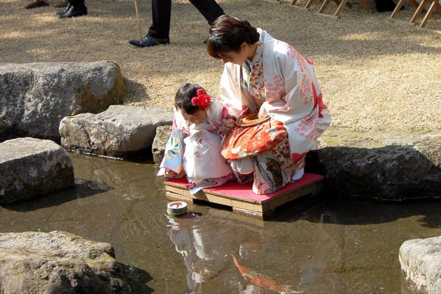 一年の幸せを願って竹の舟を流します 一年の幸せを願って竹の舟を流します