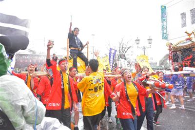 神輿に温泉をぶっかける参加型イベント「湯・ぶっかけみこし」