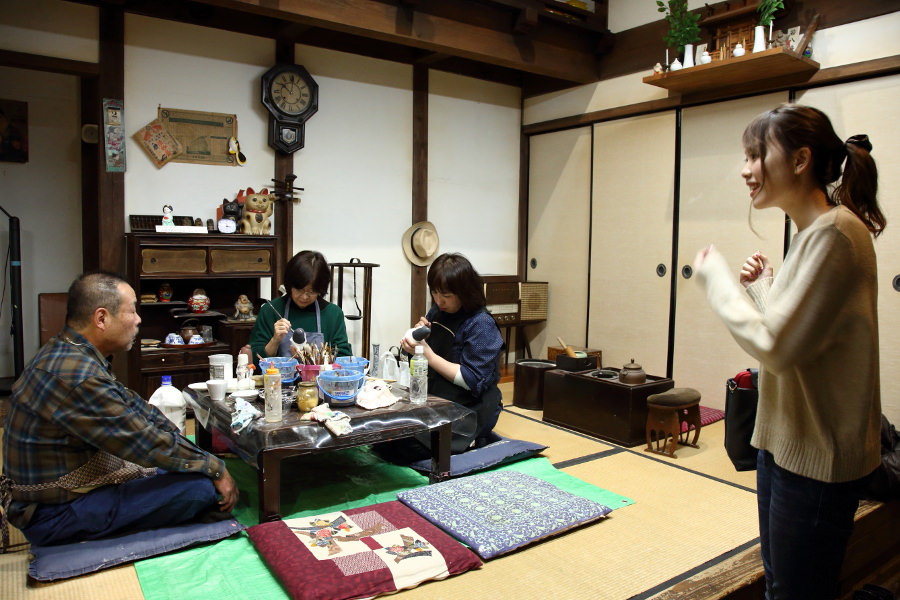 博多張子の実演。伝統工芸の実演があります