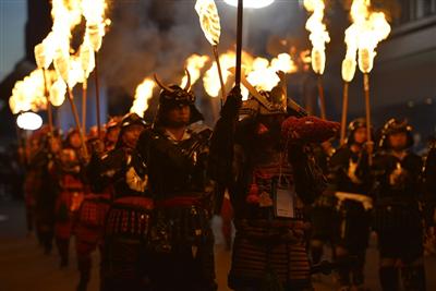 「武者行列」がたいまつをもって練り歩きます
