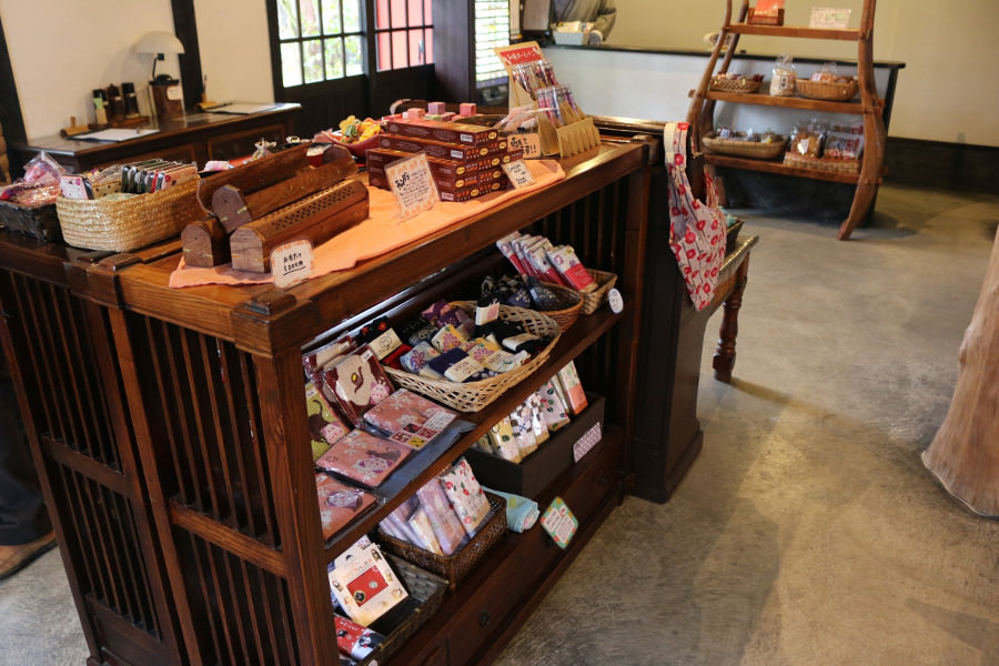 アンティーク調の家具に置かれた温泉グッズの土産コーナーも。湯上がりに立ち寄ってみてはいかがでしょうか アンティーク調の家具に置かれた温泉グッズの土産コーナーも