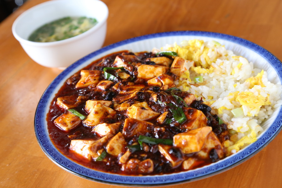 万徳名物の「麻婆炒飯」(860円)は必食。うま辛いくせになる味です 万徳名物の「麻婆炒飯」(860円)は必食