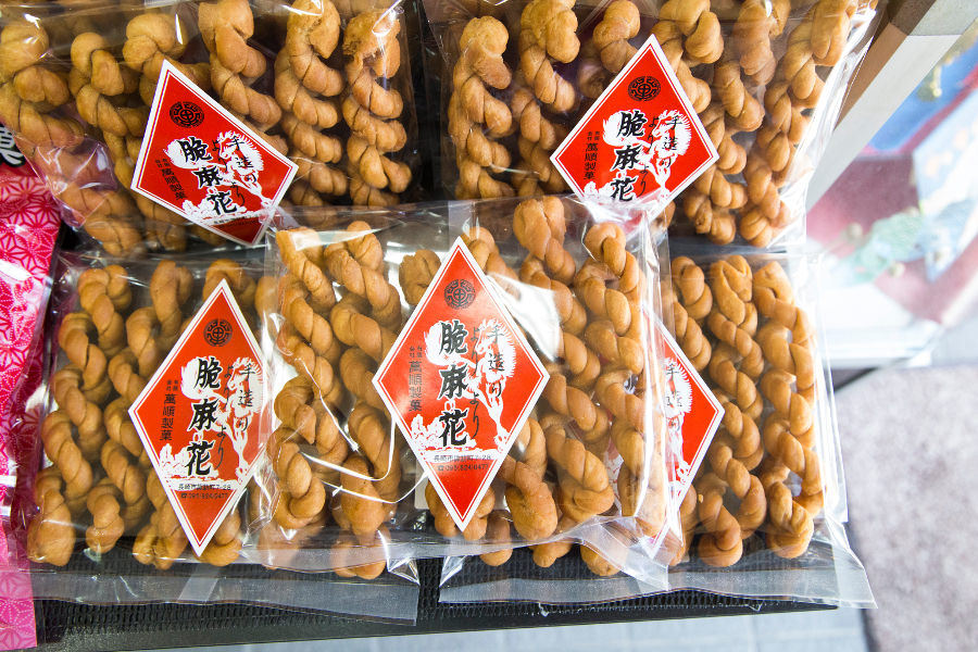 萬順の代表的な銘菓「よりより」。一度食べたら思わずクセになること間違いなし! 萬順の代表的な銘菓「よりより」