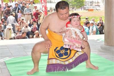 赤ちゃんの健康を祈願する「赤ちゃん土俵入り」