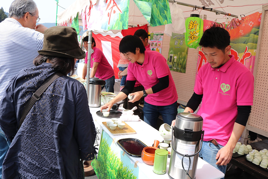 今しか味わえない、できたての新茶の味と香りを楽しめます 今しか味わえない、できたての新茶の味と香りを楽しめます