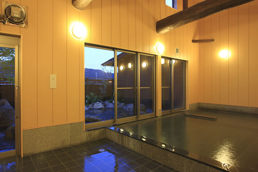 3種類の泉質が楽しめる内風呂。シャワーの湯もかけ流しの温泉を使用しています(源泉は20度から加温) 3種類の泉質が楽しめる内風呂