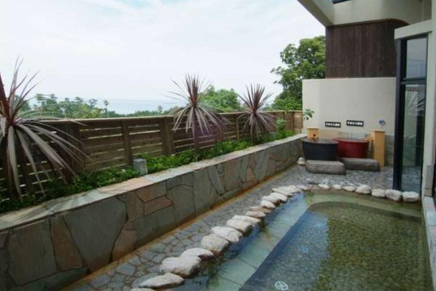 南国植物と青い空がリゾート気分を盛り上げてくれる露天風呂 南国植物と青い空がリゾート気分を盛り上げてくれる露天風呂