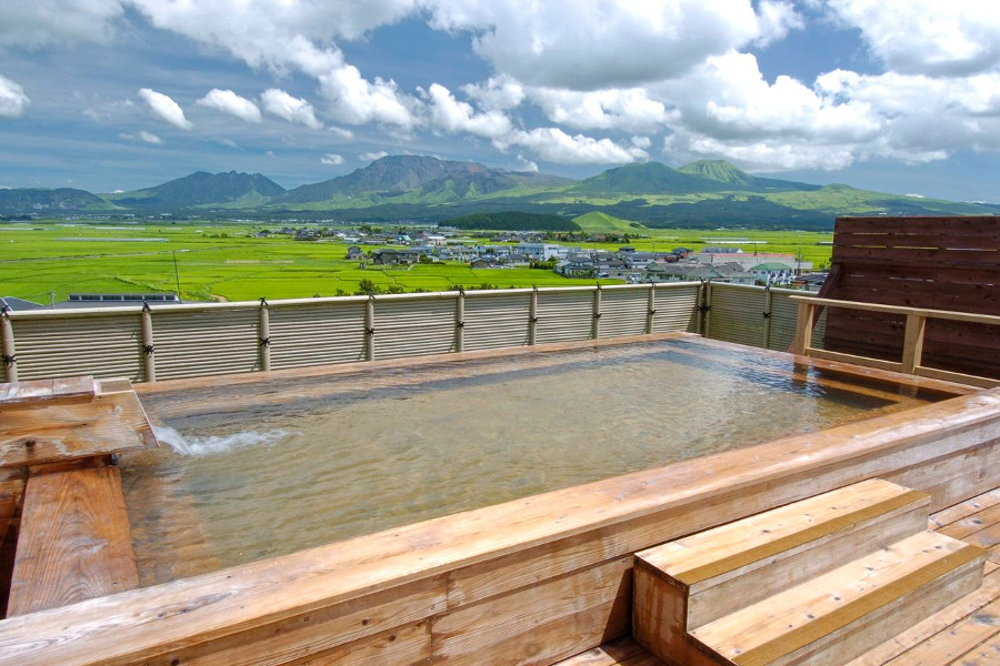 屋上展望風呂は目の前に阿蘇五岳が迫る圧巻の景色が堪能できます 屋上展望風呂は目の前に阿蘇五岳が迫る圧巻の景色が堪能できます