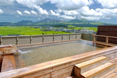 屋上展望風呂は目の前に阿蘇五岳が迫る圧巻の景色が堪能できます