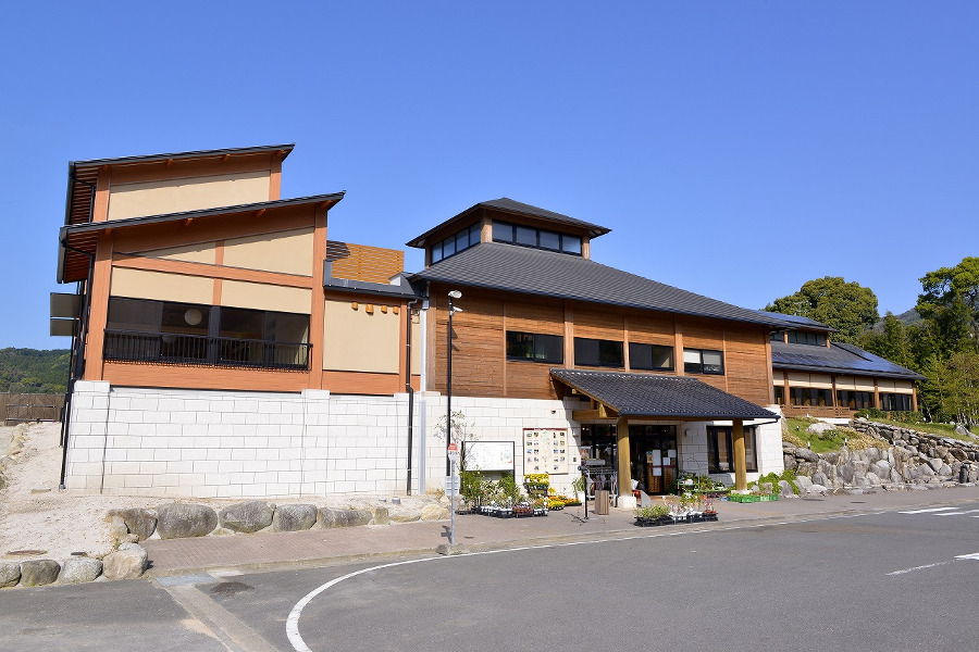 見晴らしの良い小高い丘の上に佇む日帰り温泉施設です