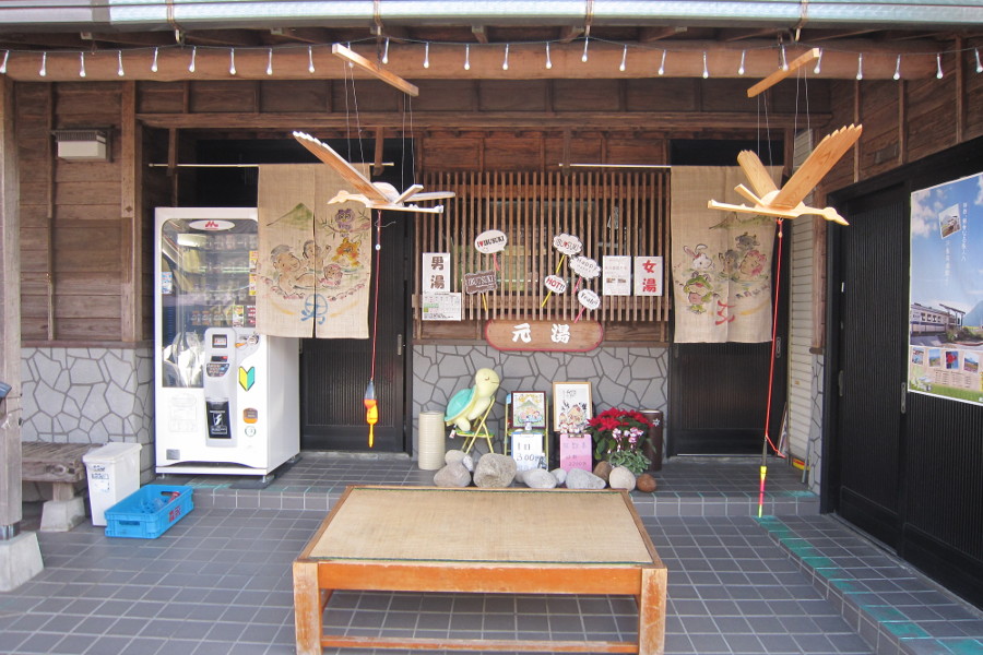 屋外にはのんびり寛げる椅子も用意