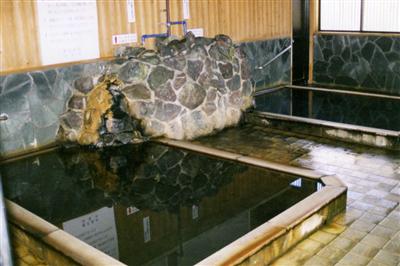 熱めの温度とぬるめの温度の２つの浴槽が並ぶ