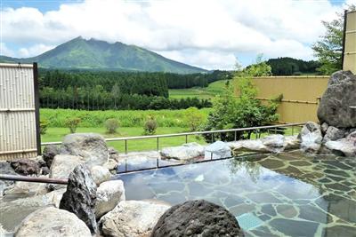 壮大な阿蘇の山々が迫る絶景に思わずため息が出ます