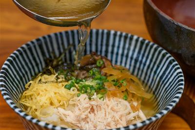 鳥しんの濃厚スープでいただく鶏飯