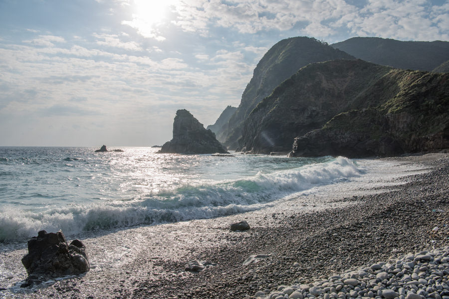 景観だけでなく、丸い石が敷き詰める波打ち際の音にも注目 景観だけでなく、丸い石が敷き詰める波打ち際の音にも注目