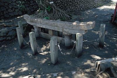 大噴火のすさまじさを後世に伝え続ける「黒神埋没鳥居」
