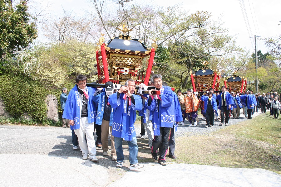 三基の神輿が下宮から200メートル離れた本堂へ駆け上がります